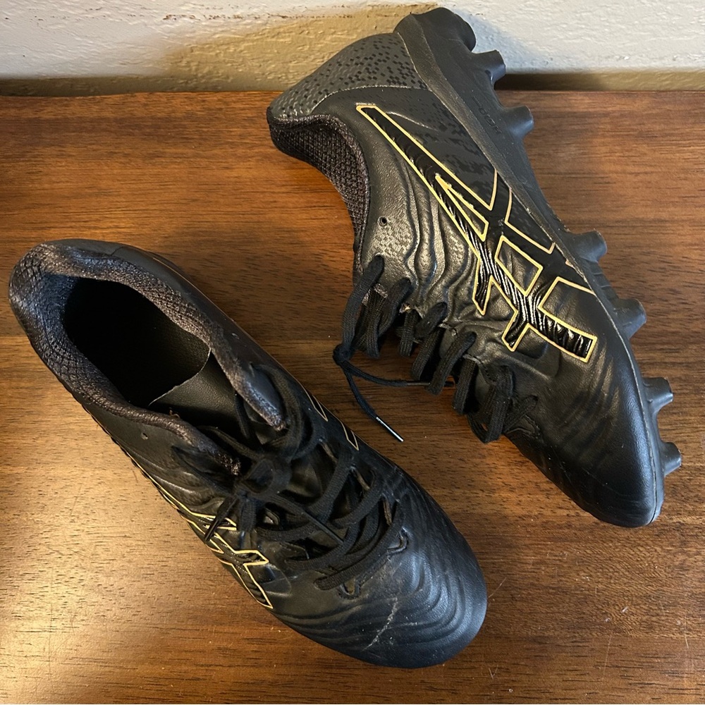 ASICS Kids black/gold soccer shoes 4.5